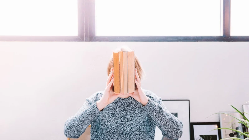 Mengelola stres dengan melakukan kegiatan santai seperti melukis dan membaca buku.