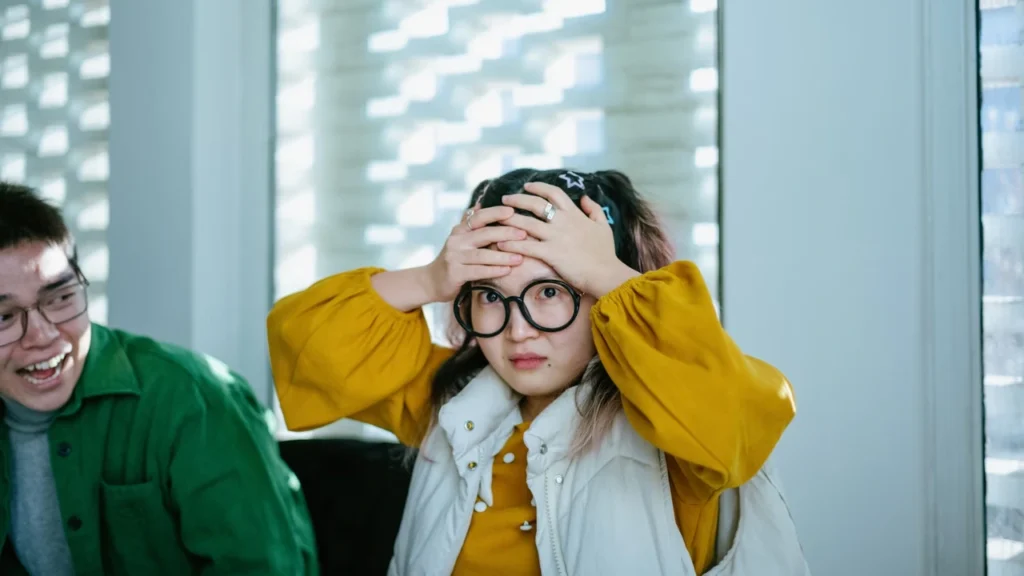 Seorang wanita muda bermeditasi dengan tenang bersama teman untuk mengelola stres.