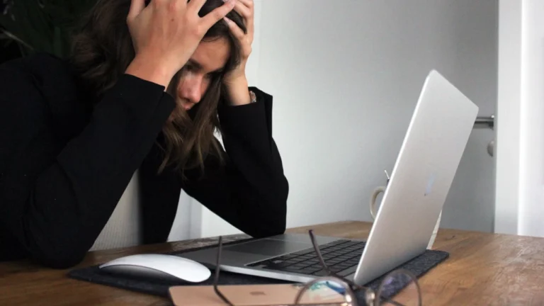 Orang melakukan yoga dan relaksasi untuk mengatasi stres