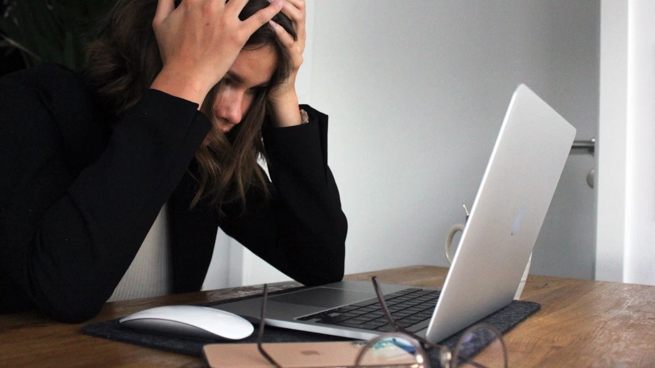 Orang melakukan yoga dan relaksasi untuk mengatasi stres